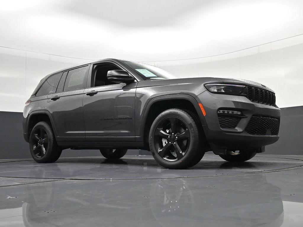 Used 2024 Jeep Grand Cherokee Limited w/ Black Appearance Package AWD/4WD image 35