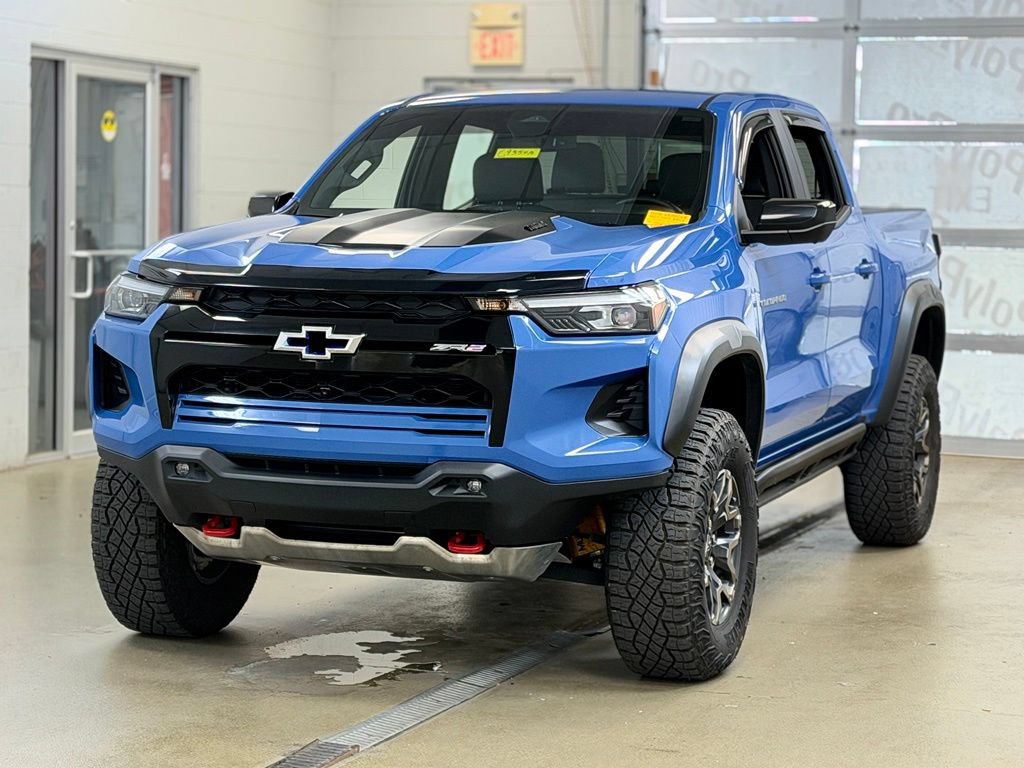 Used 2025 Chevrolet Colorado ZR2 w/ Technology Package AWD/4WD image 3