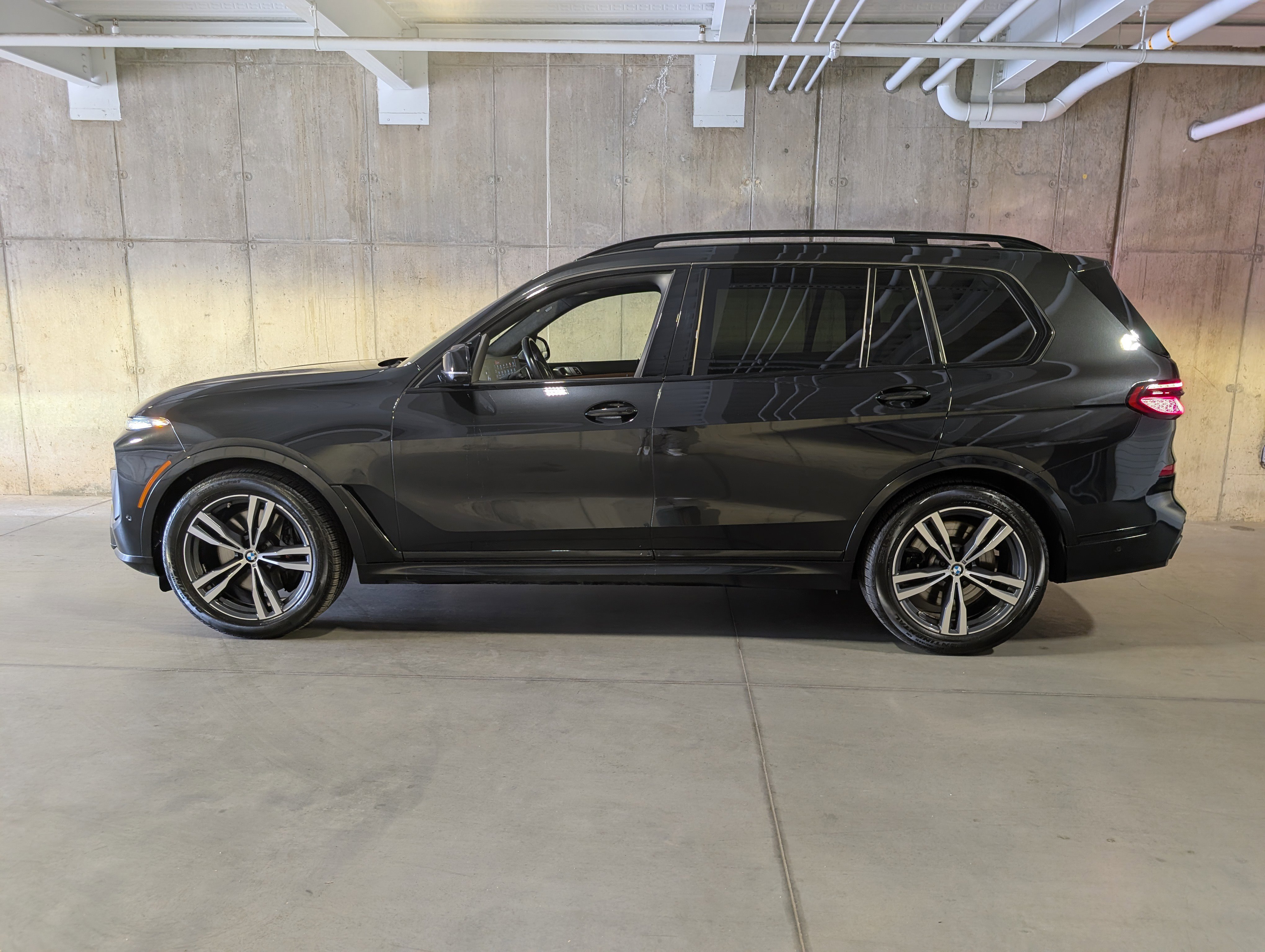 Used 2024 BMW X7 M60i w/ Executive Package image 2