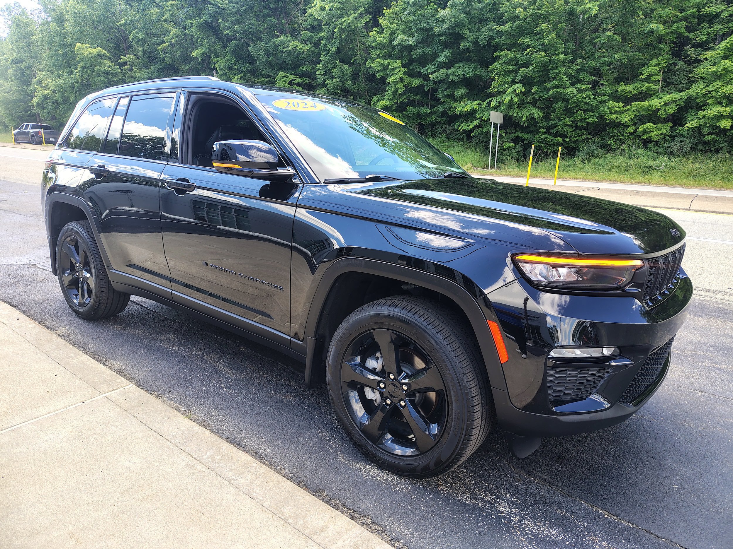 Certified 2024 Jeep Grand Cherokee Limited w/ Black Appearance Package AWD/4WD image 4