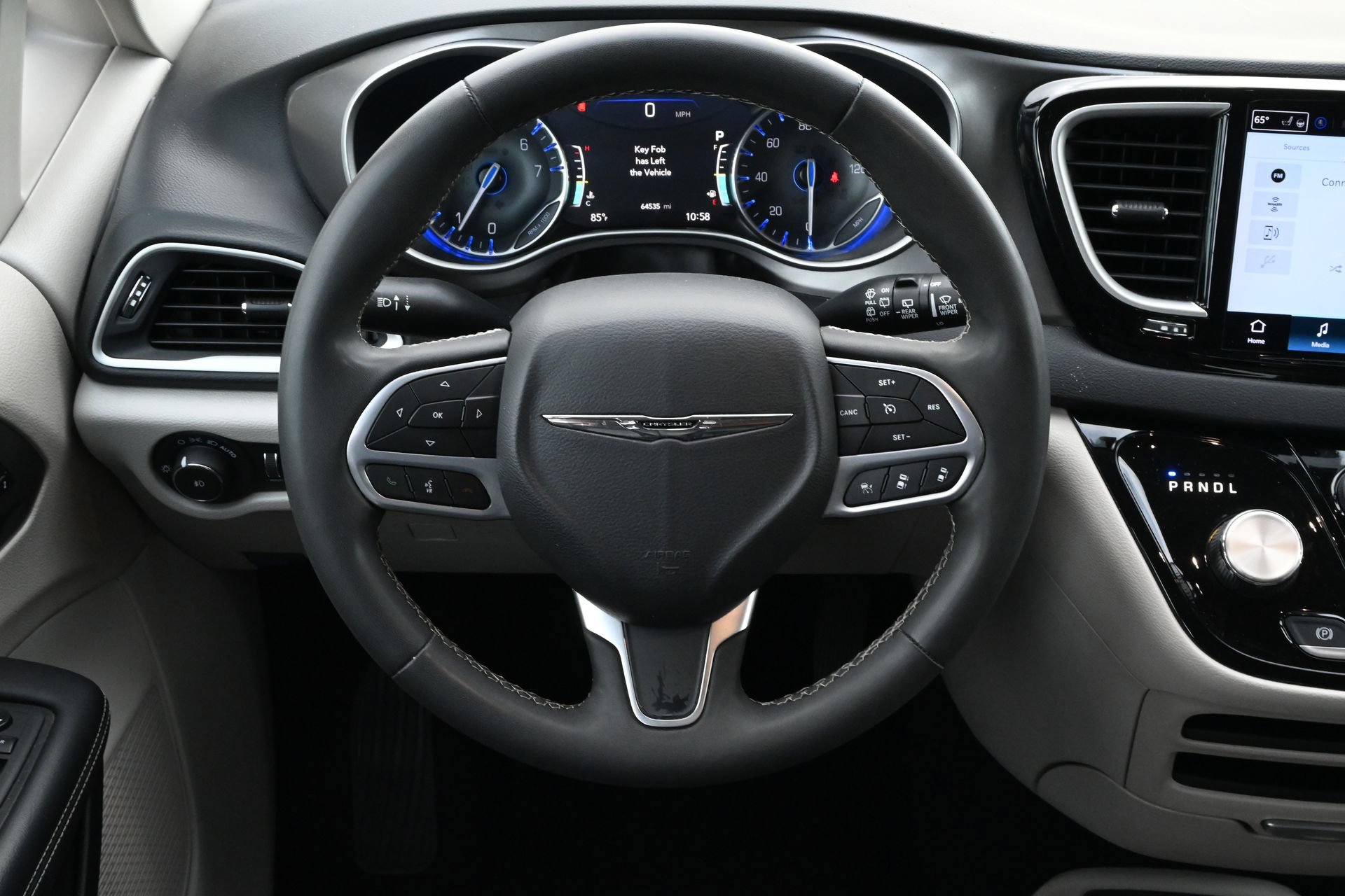 Used 2023 Chrysler Pacifica Touring-L FWD image 11