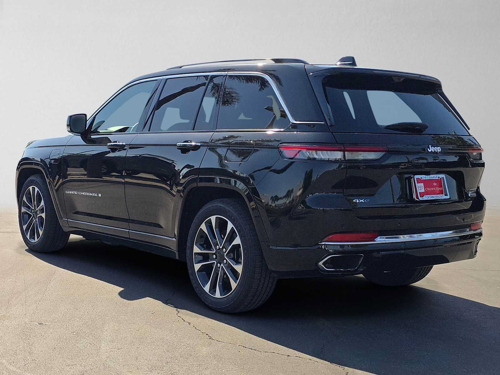 Used 2022 Jeep Grand Cherokee Overland w/ Luxury Tech Group IV AWD/4WD image 5
