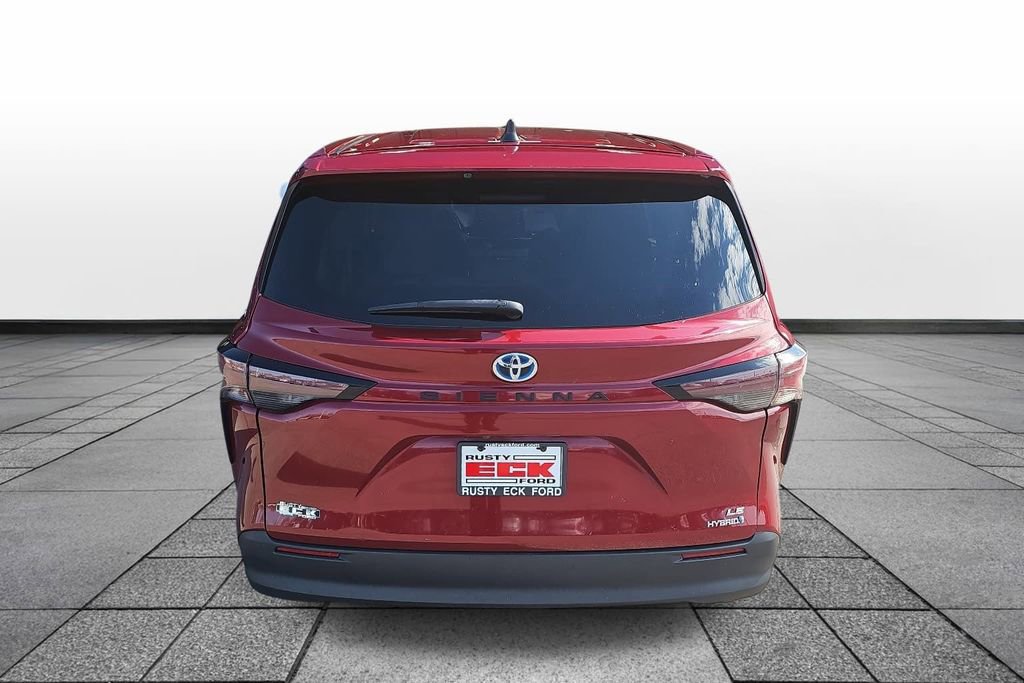 Used 2024 Toyota Sienna LE image 6