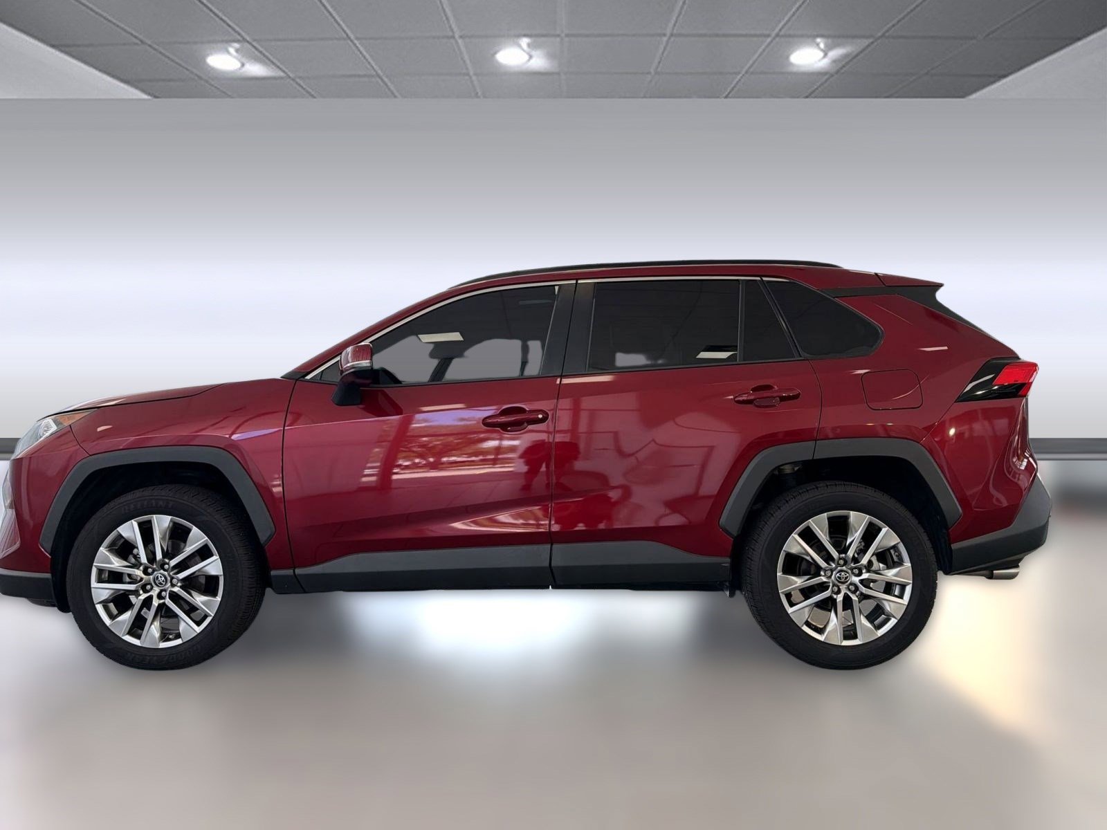 Used 2019 Toyota RAV4 XLE Premium FWD image 2