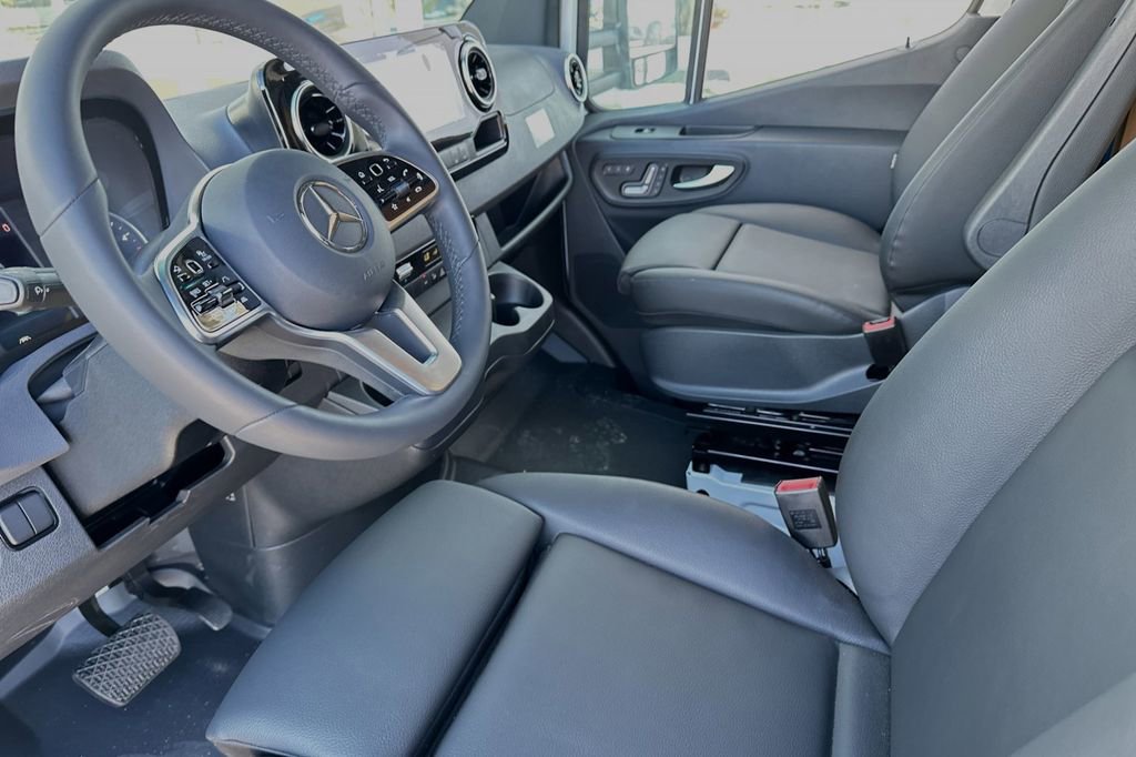 Used 2024 Mercedes-Benz Sprinter 4500 image 34