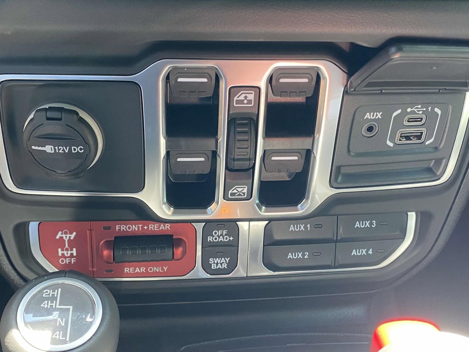 New 2025 Jeep Wrangler Unlimited Rubicon w/ Technology Group image 29
