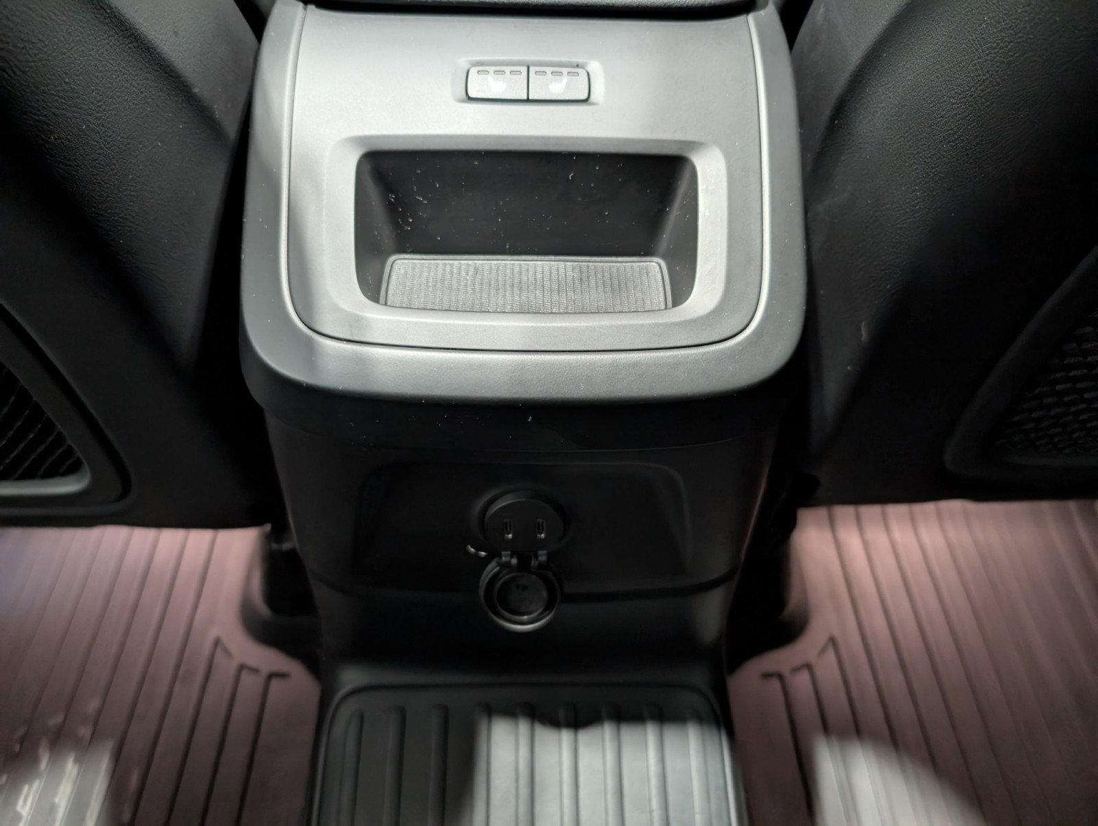 Used 2022 Volvo XC60 T8 R-Design w/ Advanced Package image 11