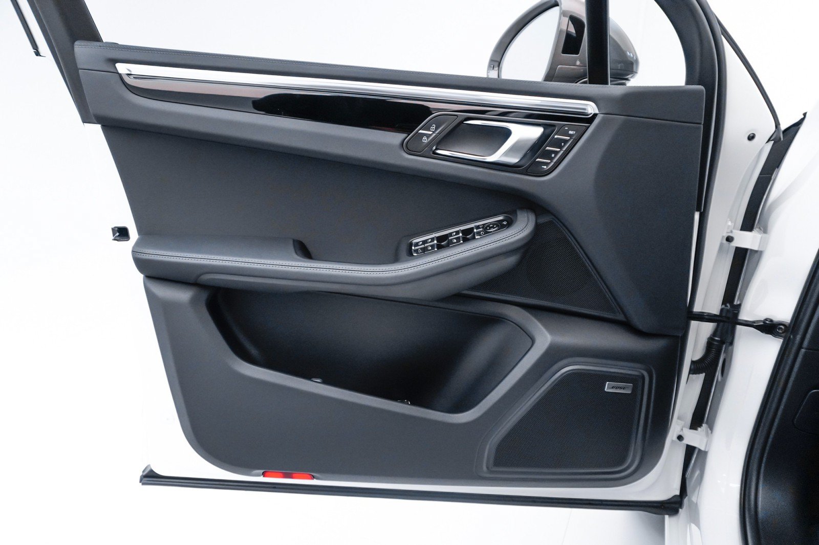 Certified 2023 Porsche Macan Turbo AWD/4WD image 14