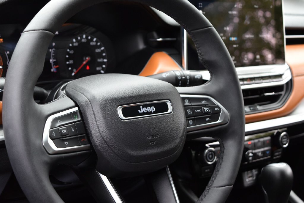 Certified 2025 Jeep Compass Limited AWD/4WD image 12