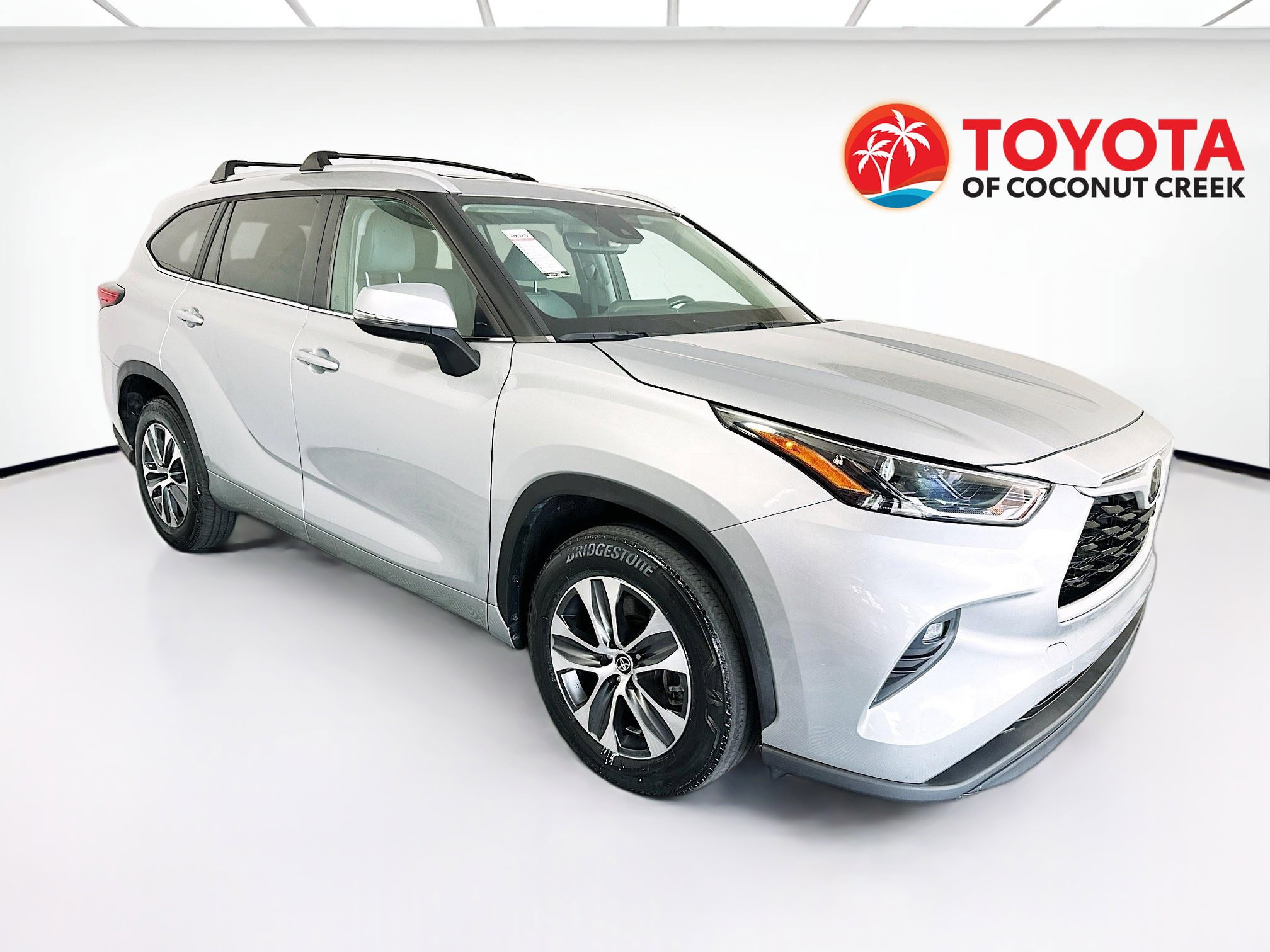 Used 2023 Toyota Highlander XLE FWD image 1