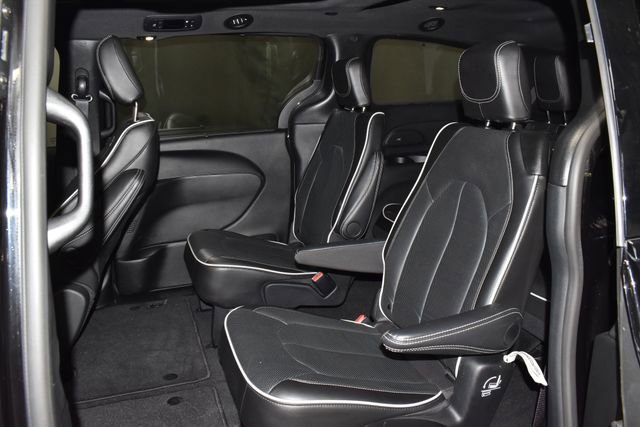 Used 2025 Chrysler Pacifica Limited image 31