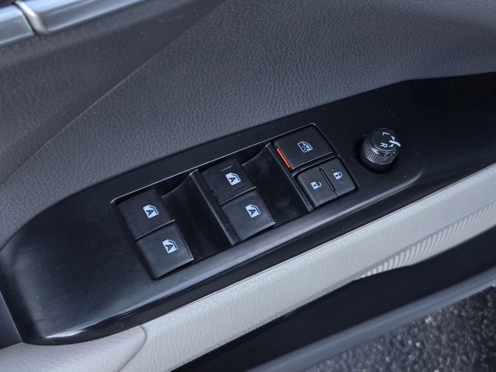 Used 2019 Toyota Camry SE w/ Audio Package image 8