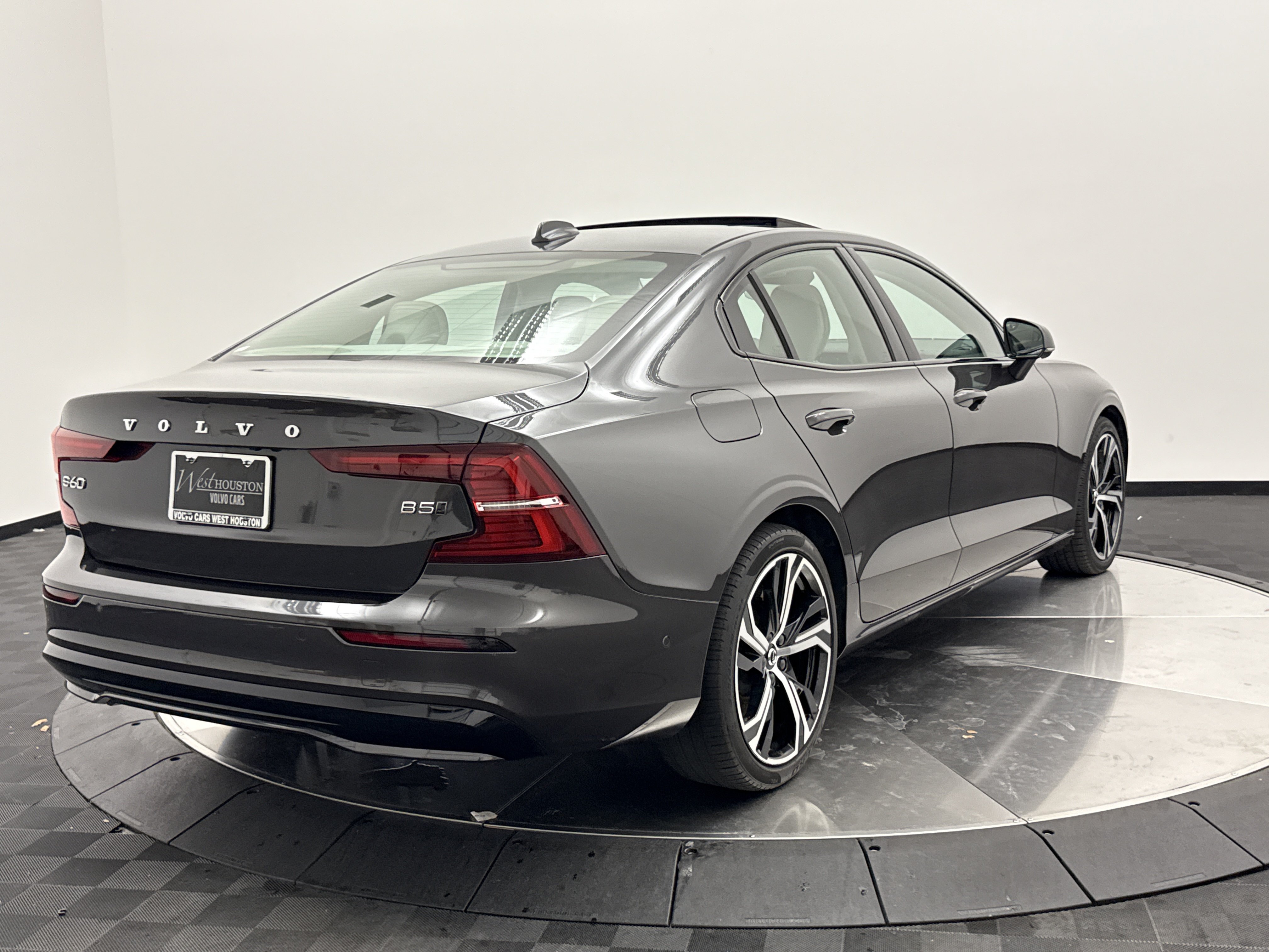 Used 2024 Volvo S60 B5 Plus AWD/4WD image 7