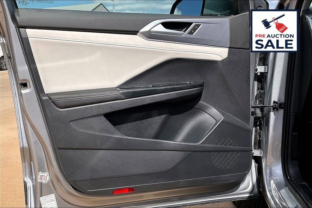 Used 2025 Volkswagen Taos SE FWD image 23