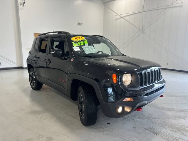 Used 2023 Jeep Renegade Trailhawk AWD/4WD image 3