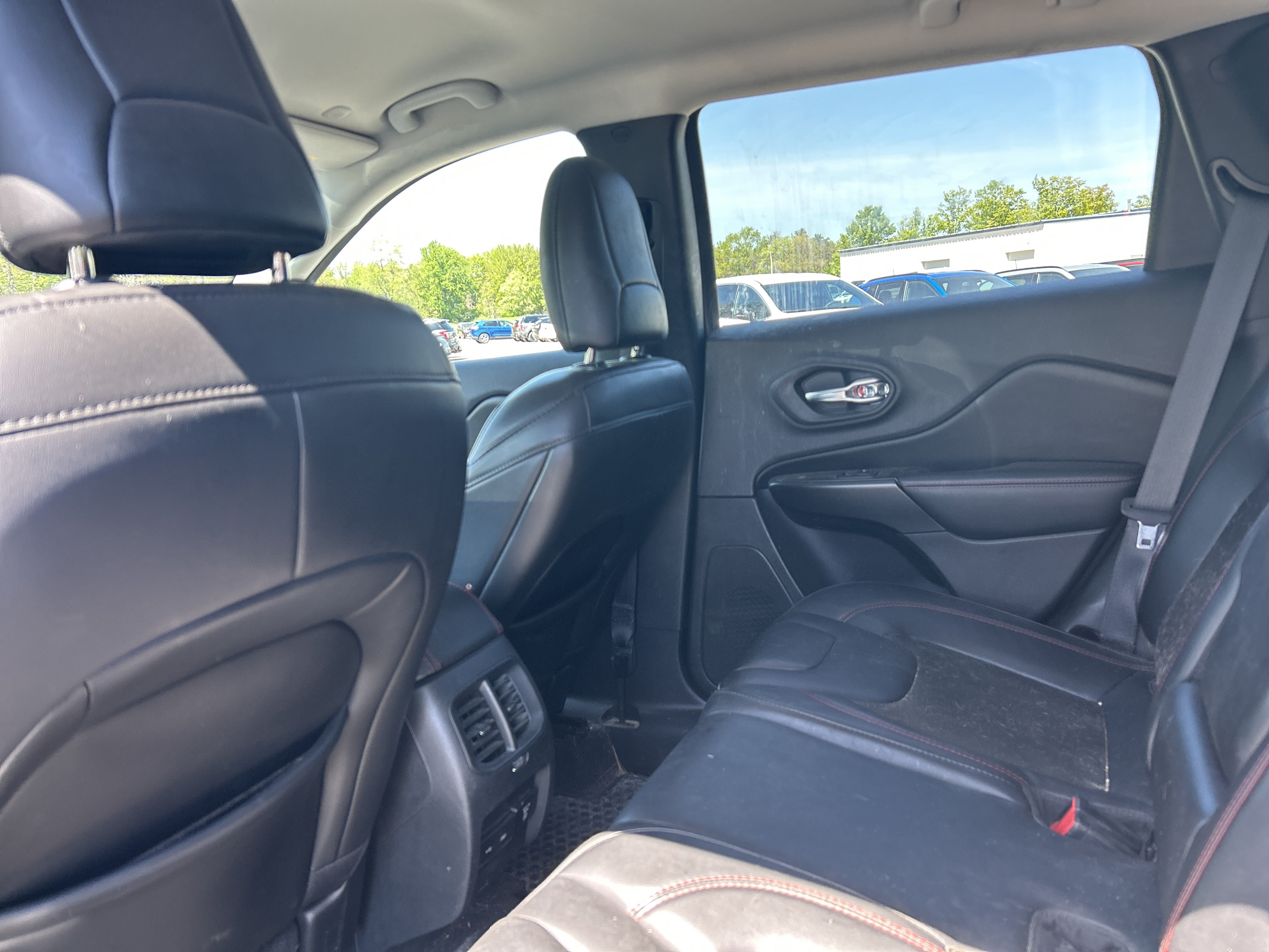 Used 2020 Jeep Cherokee Trailhawk w/ Cold Weather Group AWD/4WD image 13