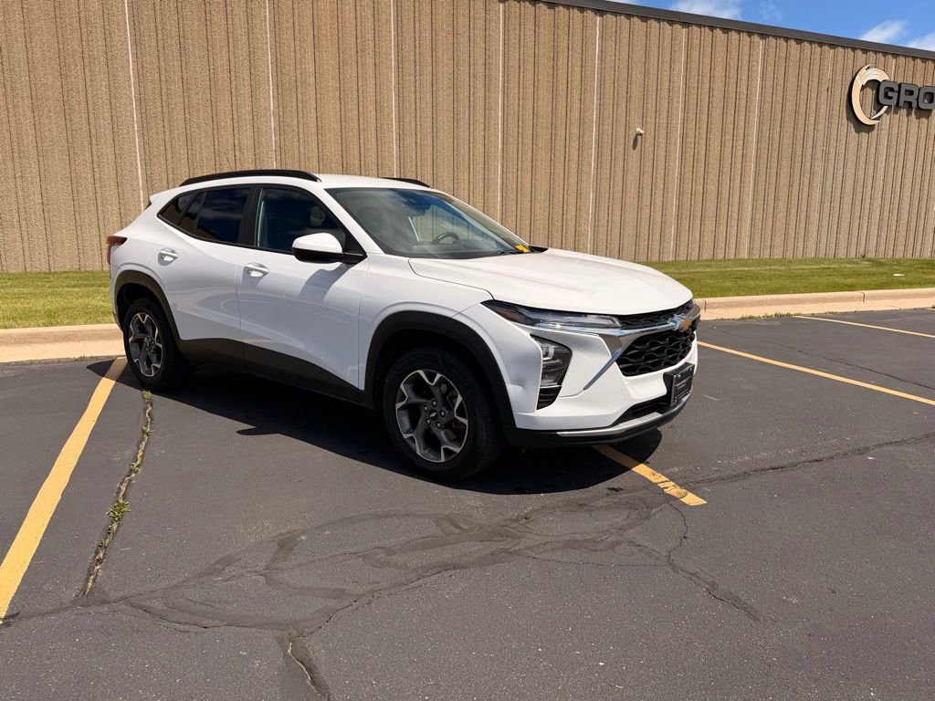 Used 2024 Chevrolet Trax LT w/ Driver Confidence Package FWD image 8