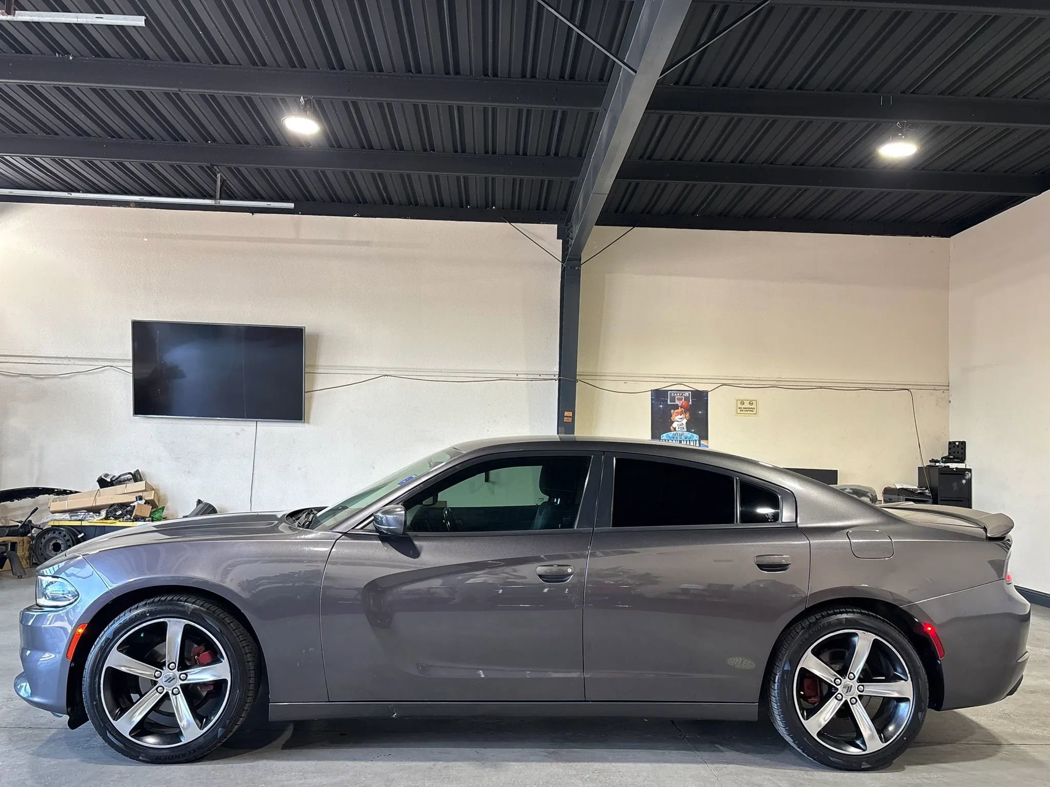 Used 2017 Dodge Charger SE RWD image 5