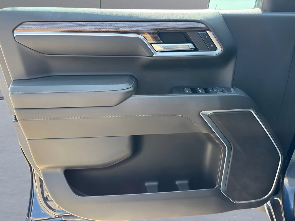 Used 2023 Chevrolet Silverado 1500 LT AWD/4WD image 25