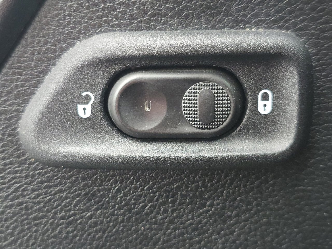 Used 2016 Jeep Wrangler Unlimited Sahara w/ Dual Top Group image 23