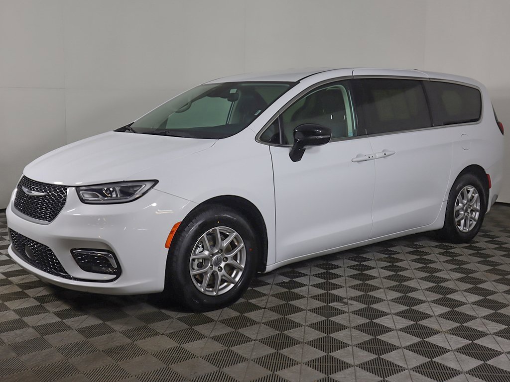 Used 2024 Chrysler Pacifica Touring-L image 8