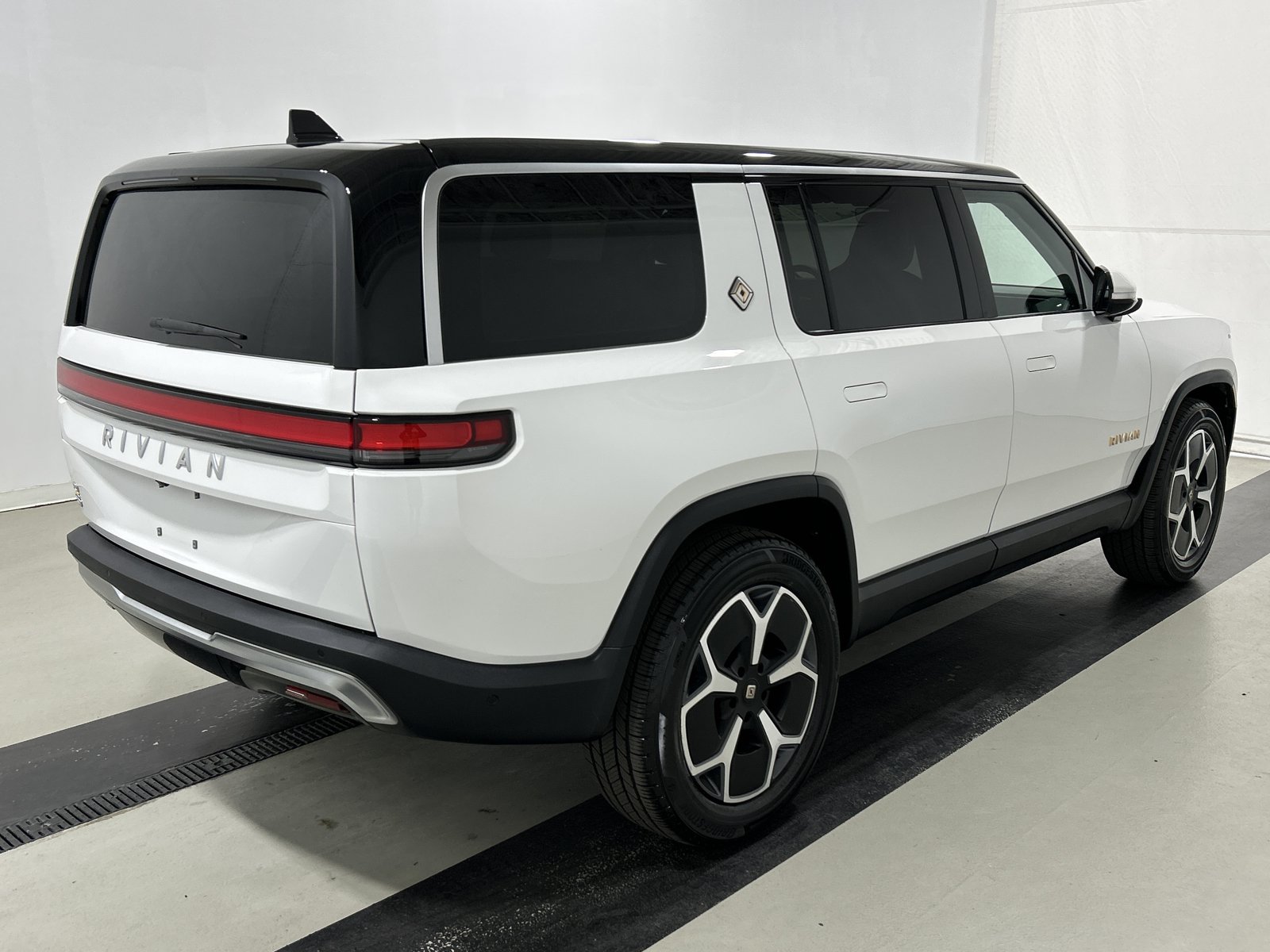 Used 2024 Rivian R1S Adventure AWD/4WD image 5