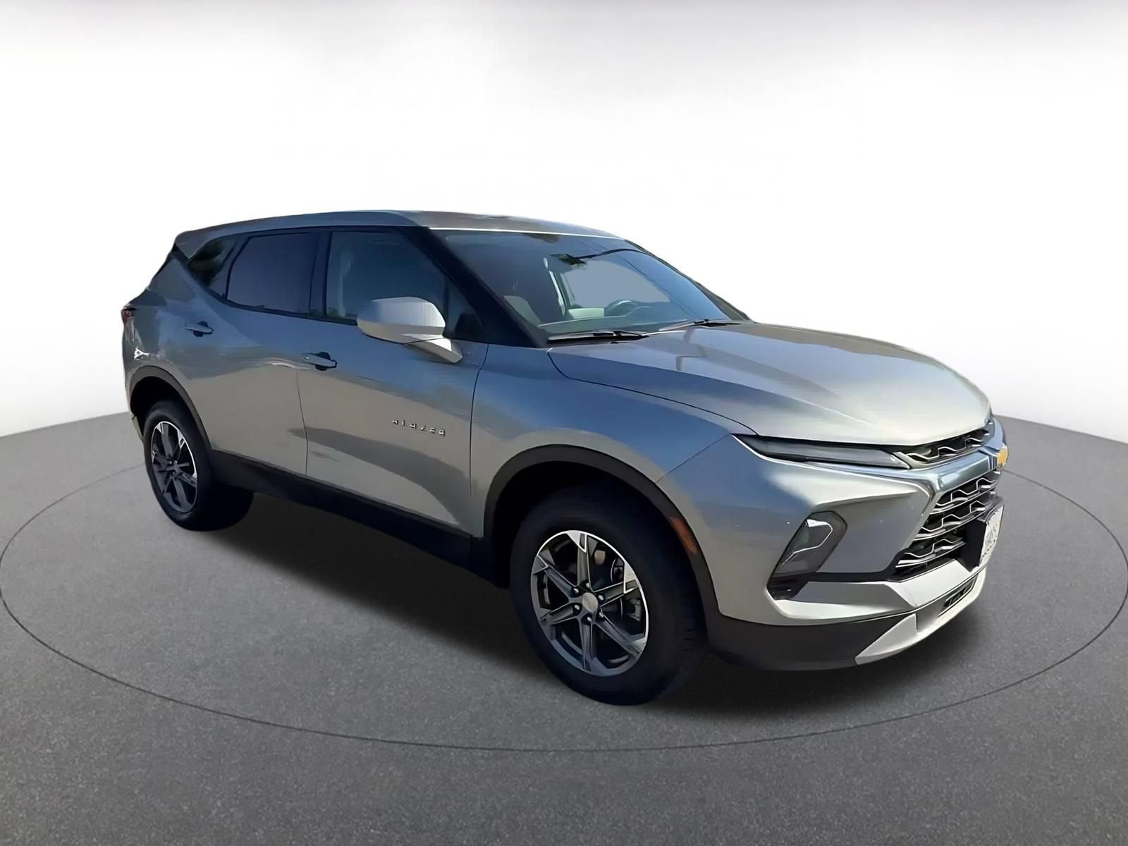 Used 2025 Chevrolet Blazer LT FWD image 2