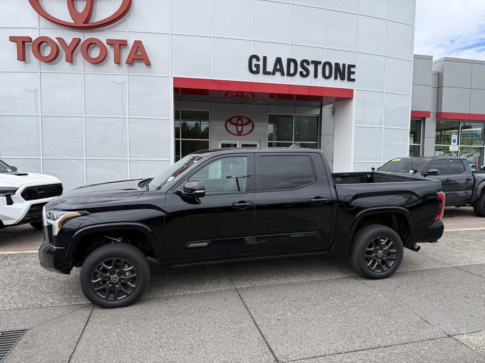 Used 2024 Toyota Tundra Platinum AWD/4WD image 2