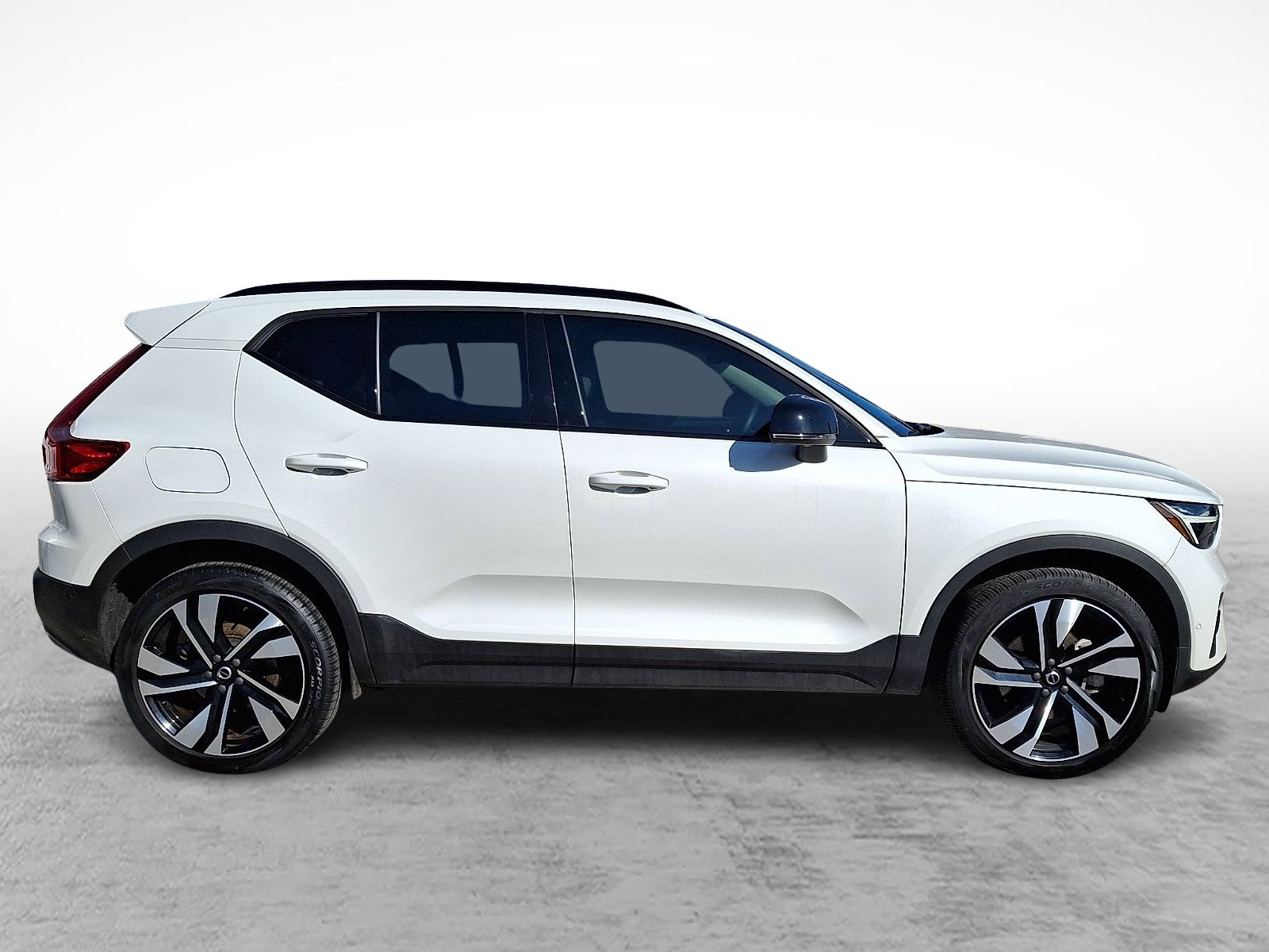 Used 2024 Volvo XC40 B5 Plus w/ Climate Package image 7