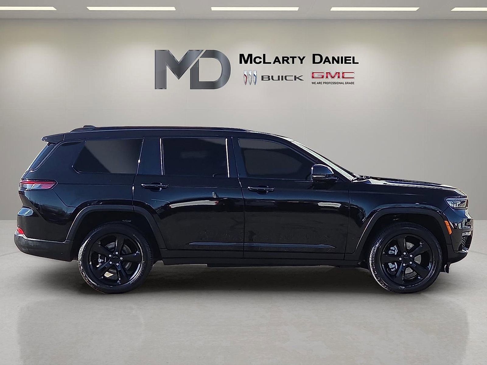 Used 2024 Jeep Grand Cherokee L Limited w/ Black Appearance Package AWD/4WD image 6