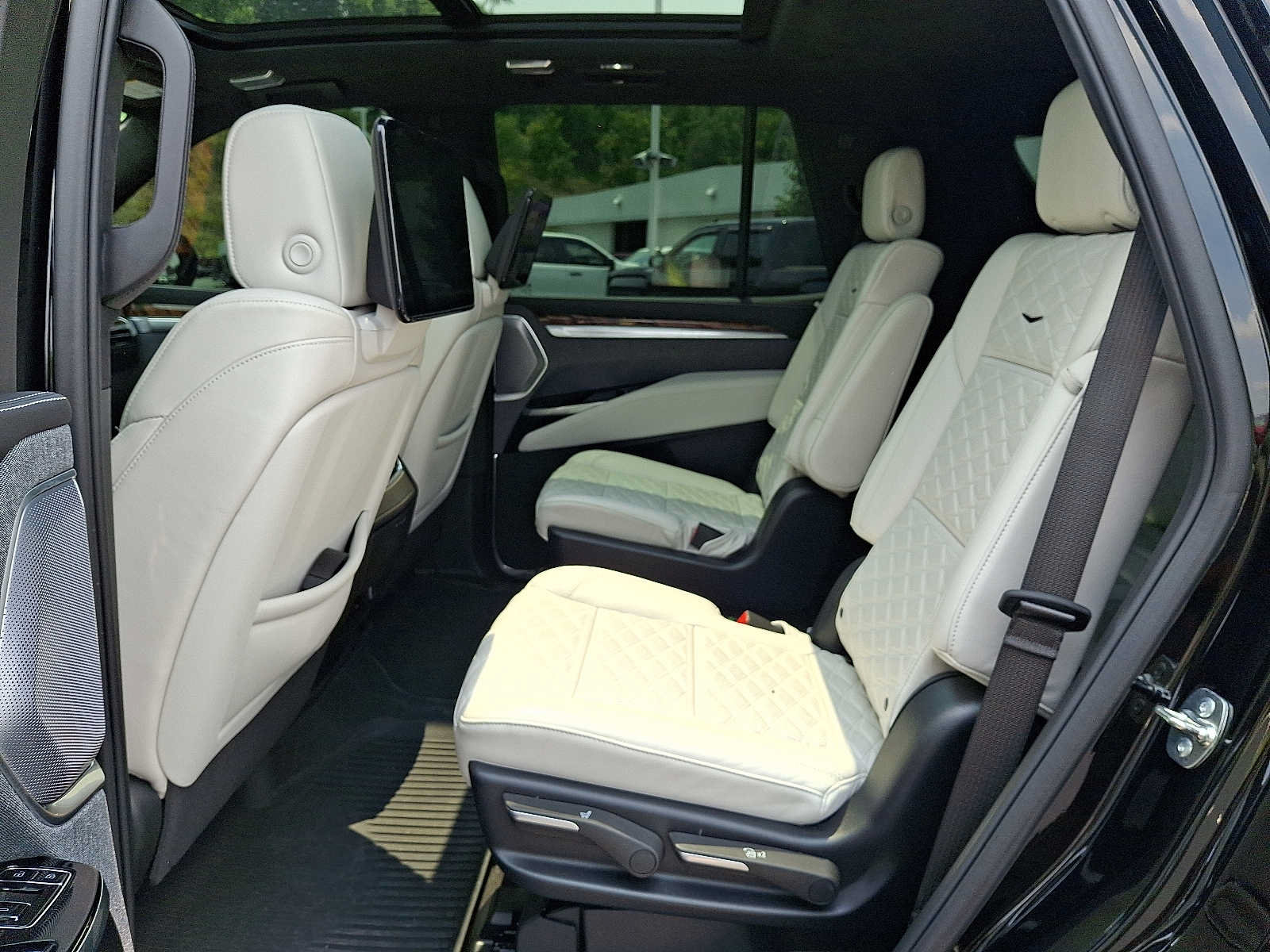 Used 2025 Cadillac Escalade Sport Platinum w/ LPO, Floor Liner Package AWD/4WD image 9