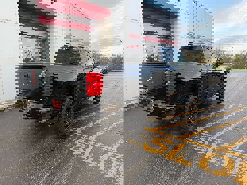 Used 2018 Chevrolet Silverado 1500 LT w/ Midnight Edition image 5