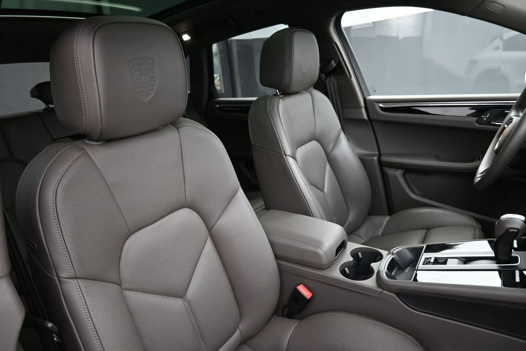 Certified 2025 Porsche Macan AWD/4WD image 31
