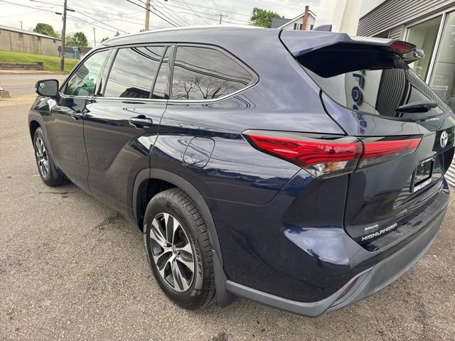 Used 2021 Toyota Highlander XLE AWD/4WD image 8