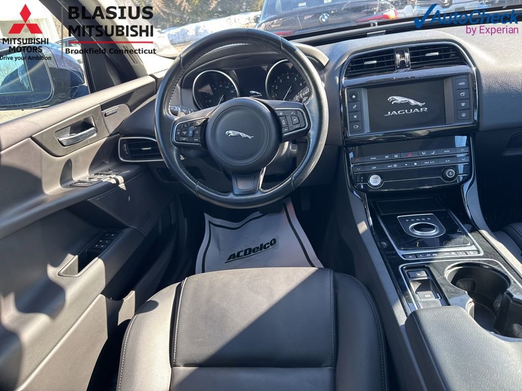Used 2017 Jaguar XE Premium RWD image 18