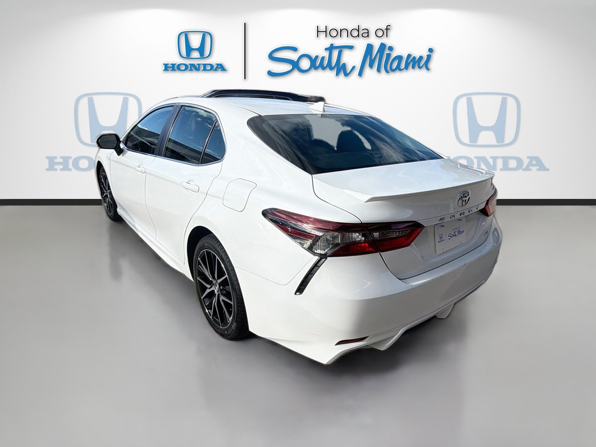 Used 2023 Toyota Camry SE FWD image 5