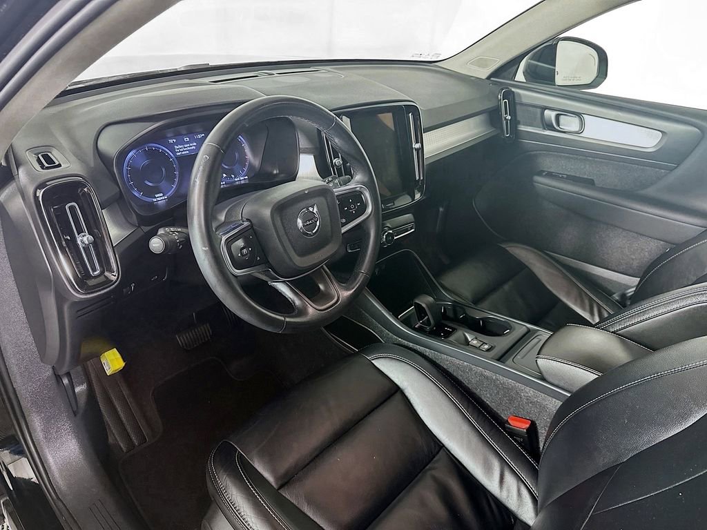 Used 2022 Volvo XC40 T4 Momentum image 29