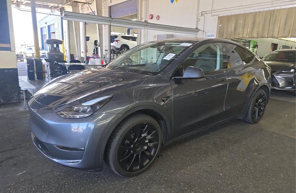 Used 2024 Tesla Model Y Long Range AWD/4WD image 2
