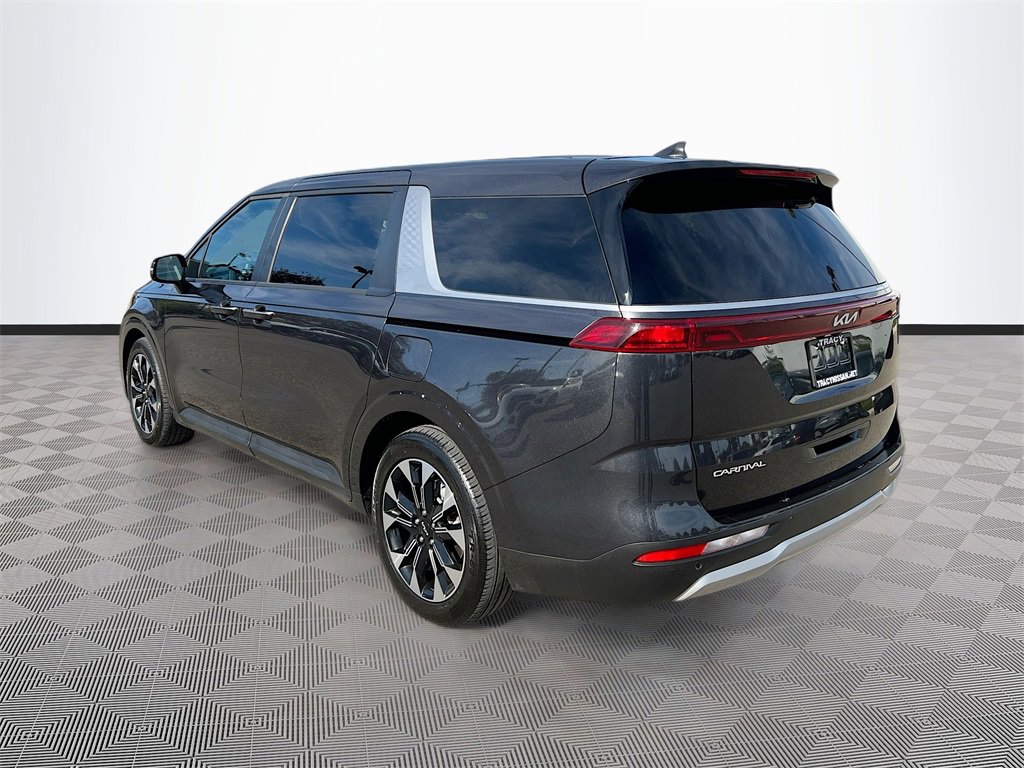 Used 2024 Kia Carnival EX image 5