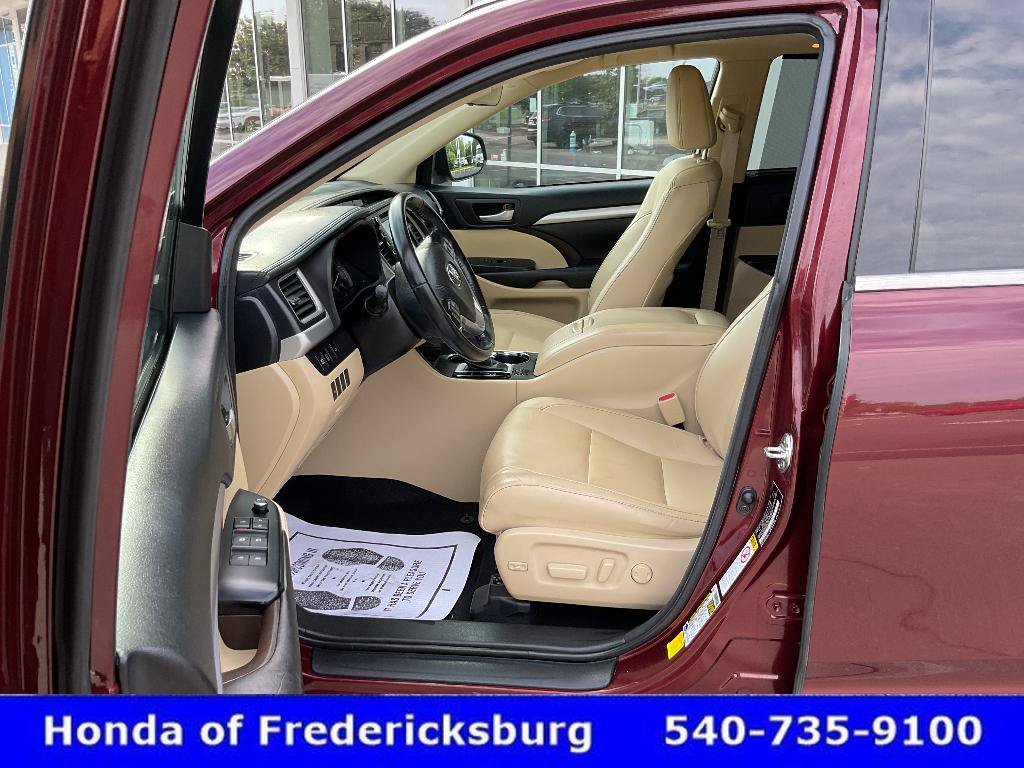Used 2017 Toyota Highlander XLE AWD/4WD image 31
