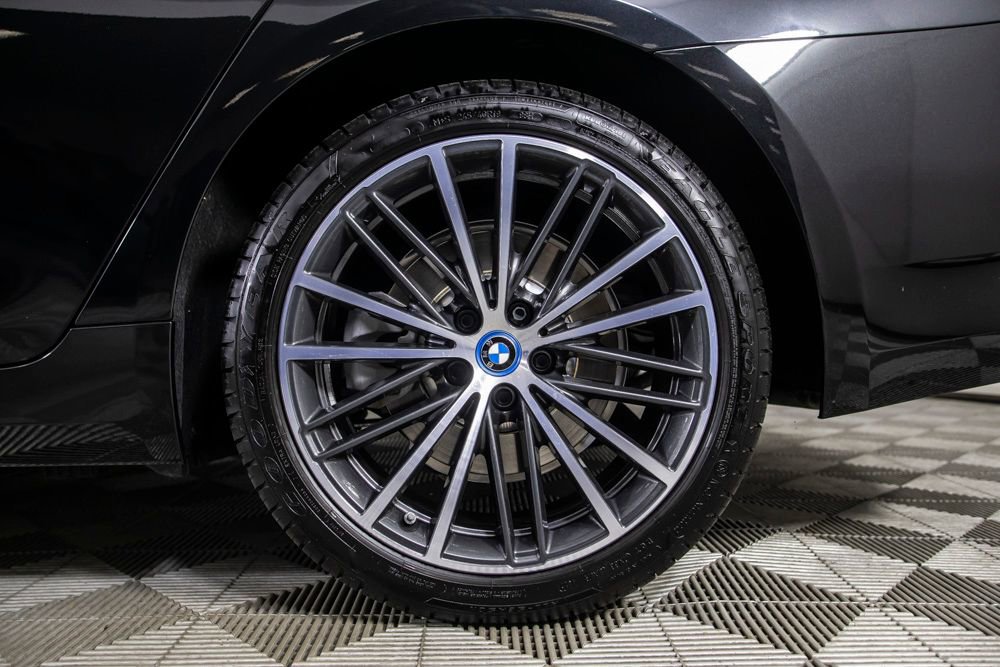 Used 2023 BMW 530e w/ Executive Package image 19