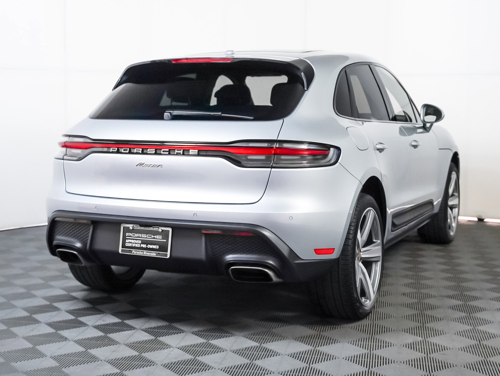 Certified 2025 Porsche Macan image 10