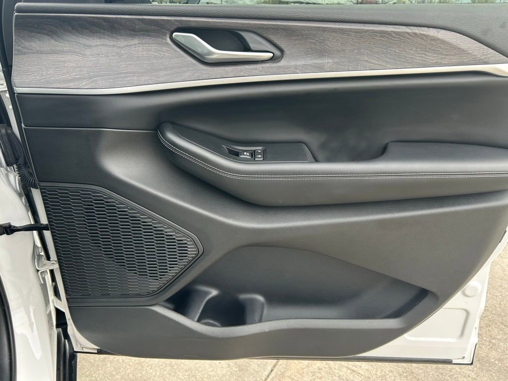 Used 2023 Jeep Grand Cherokee Limited image 29