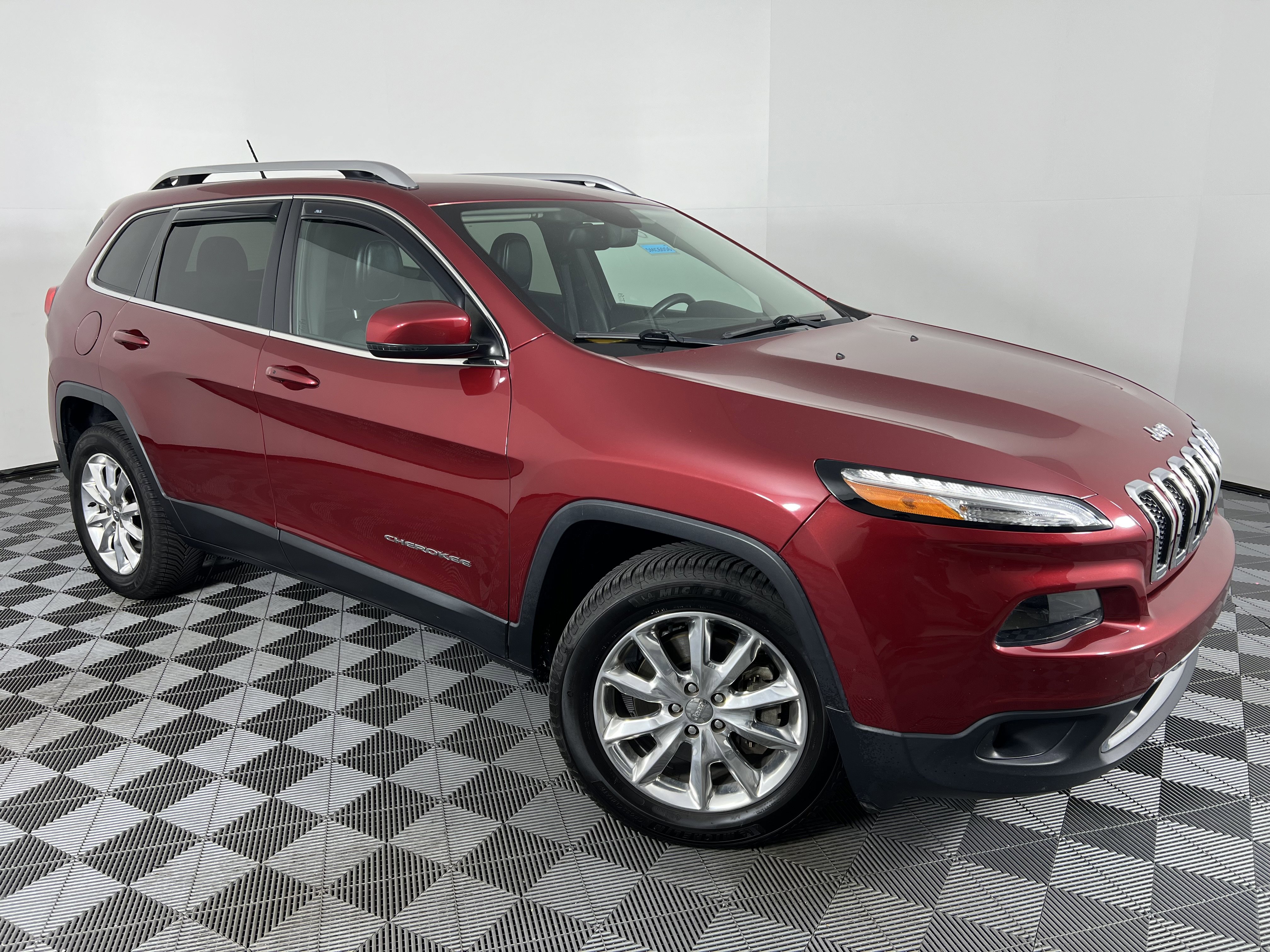 Used 2015 Jeep Cherokee Limited w/ Luxury Group AWD/4WD image 2