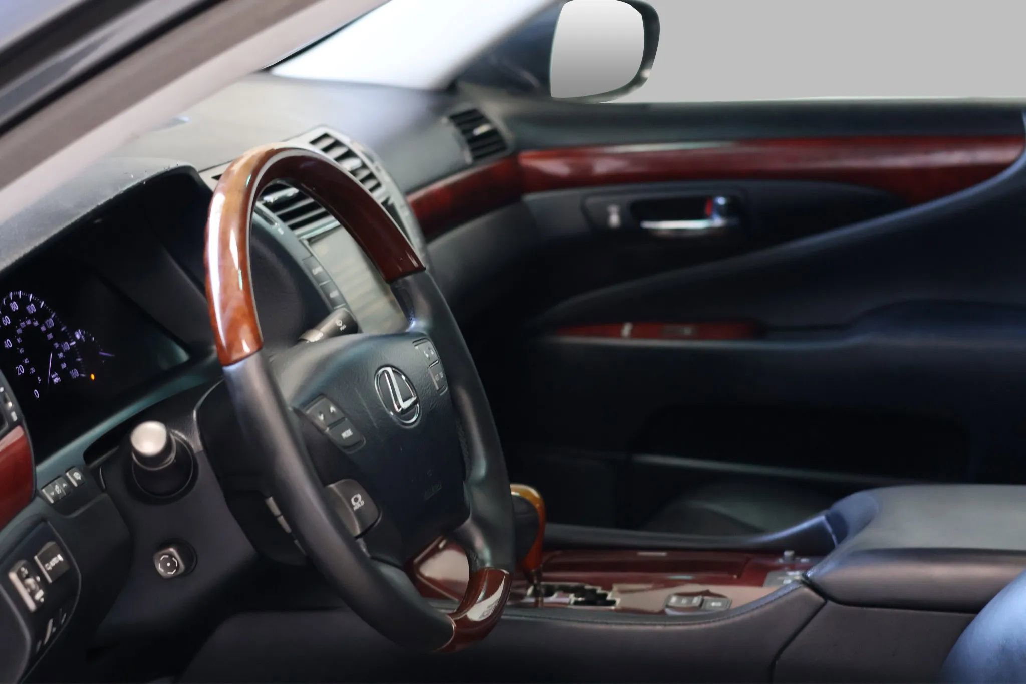 Used 2007 Lexus LS 460 RWD image 9