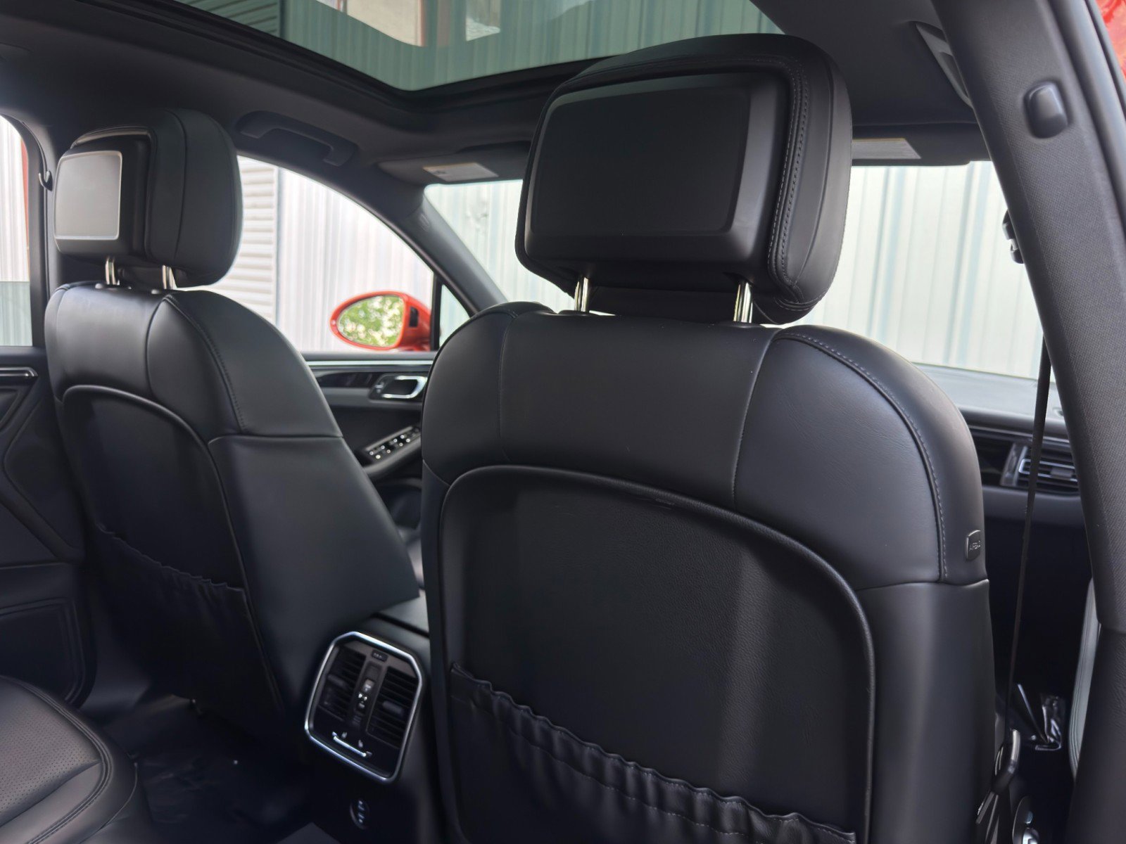 Used 2023 Porsche Macan image 36