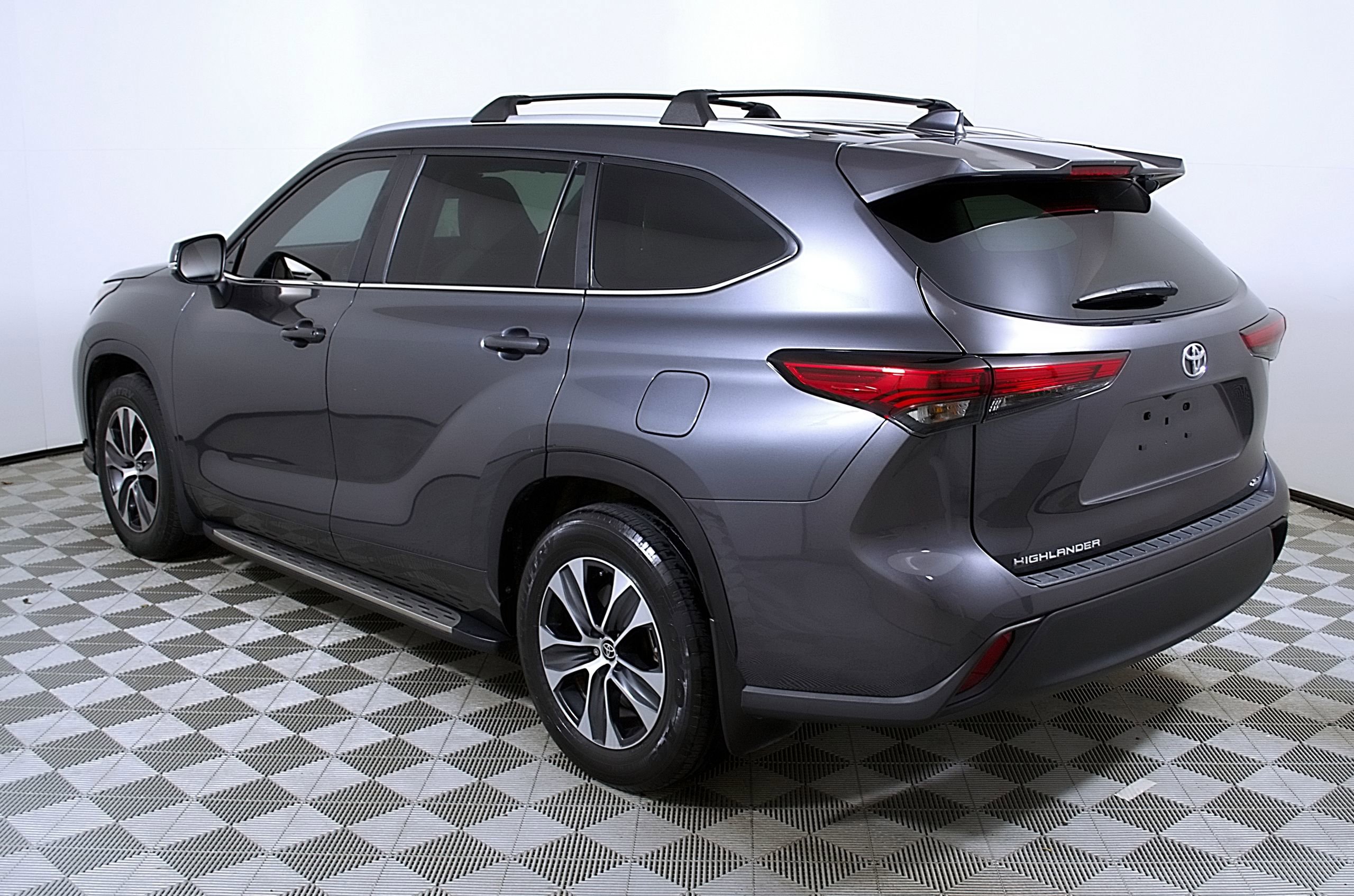 Used 2023 Toyota Highlander XLE image 9