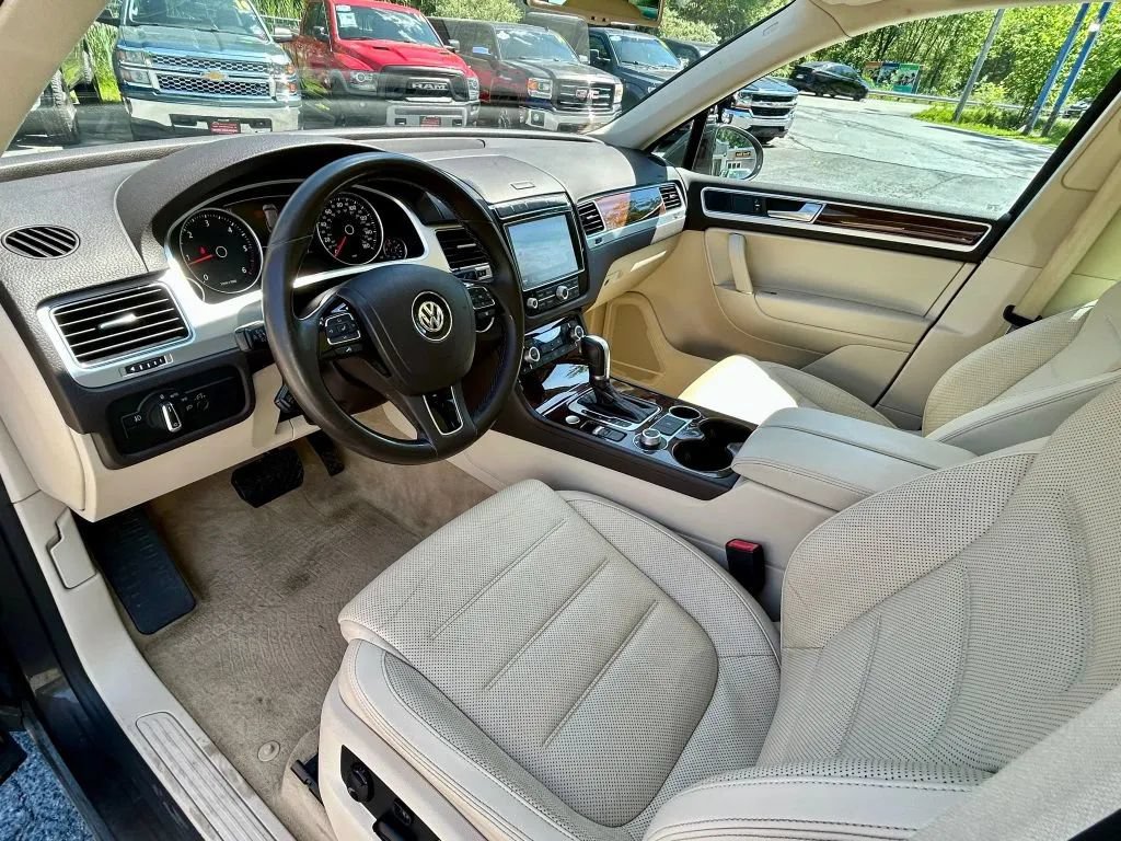 Used 2016 Volkswagen Touareg TDI AWD/4WD image 2