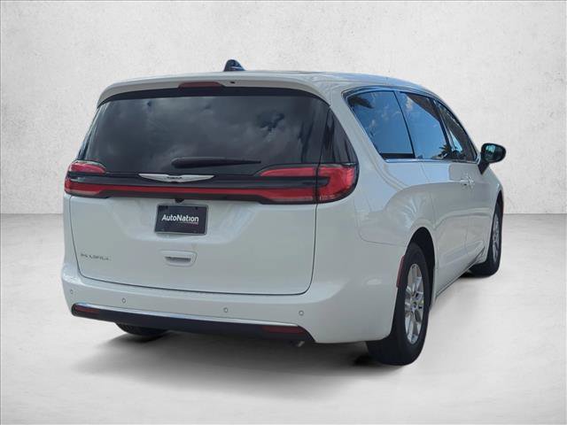 New 2026 Chrysler Pacifica Select image 2