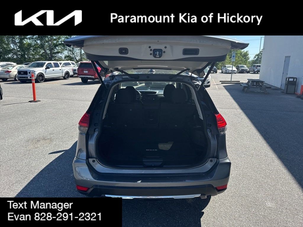 Used 2017 Nissan Rogue SV w/ Sun & Sound Touring Package image 10